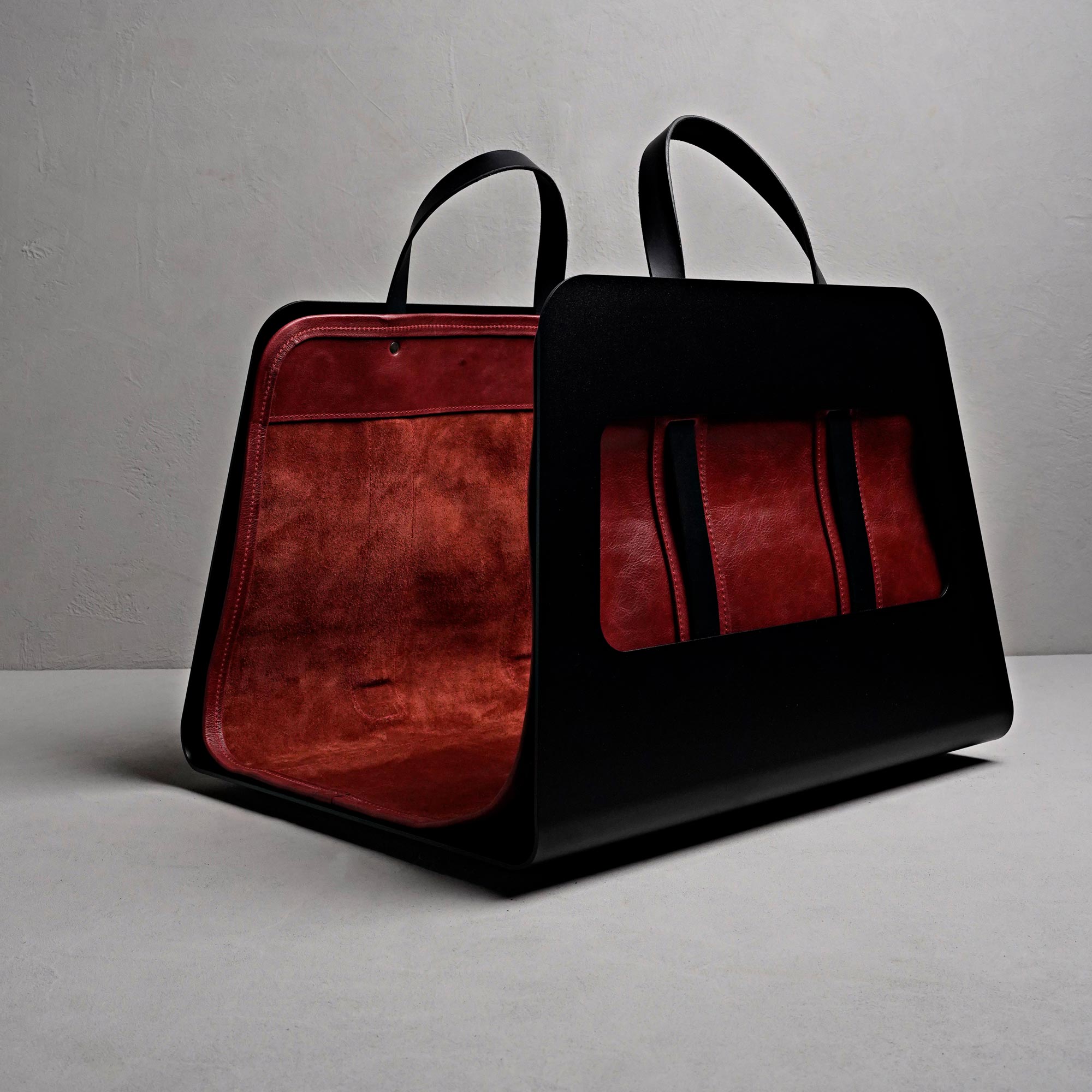 Kaminholzgestell mit roter Leder Tragetasche
