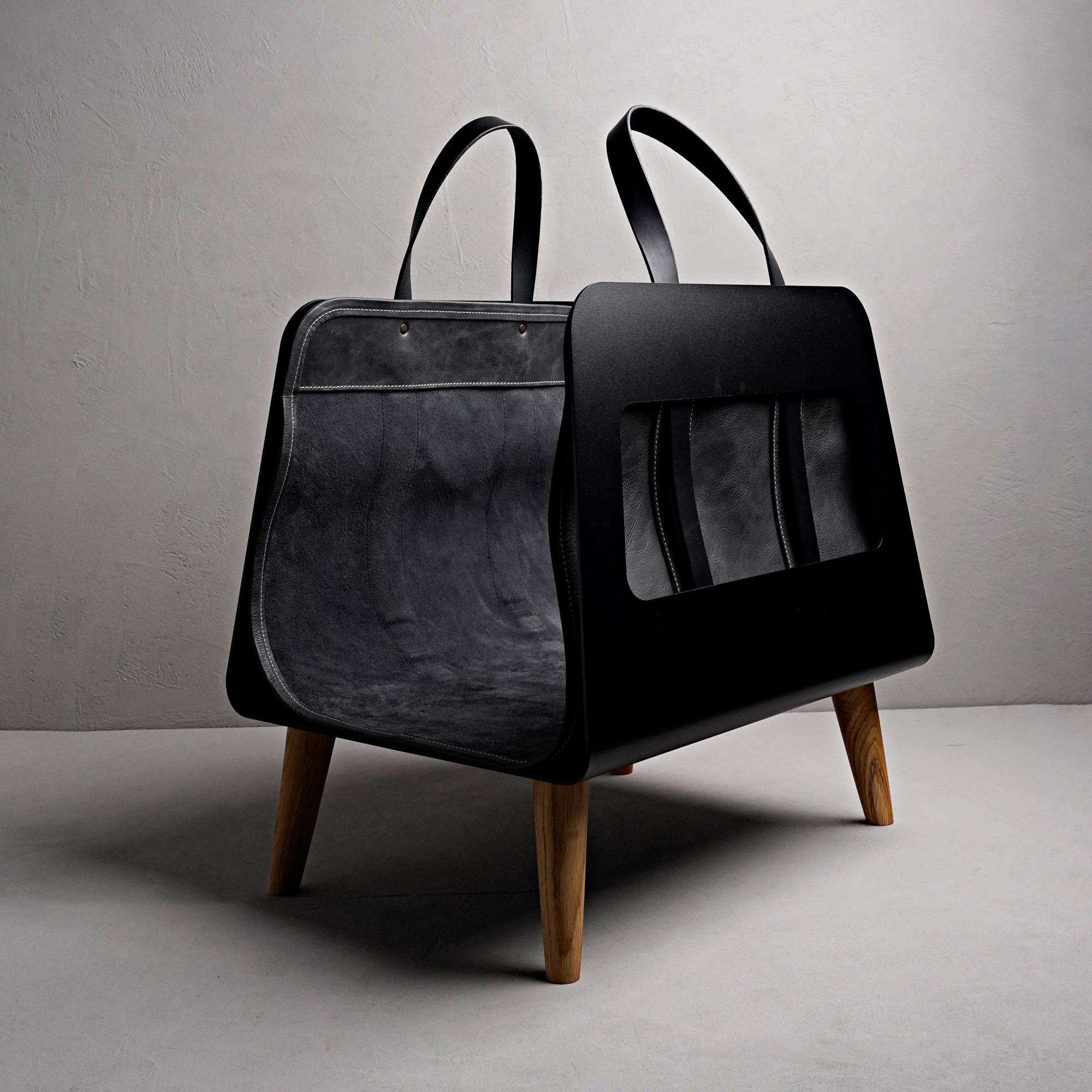 Kaminholzkorb aus Metall mit schwarzer Tragetasche aus Leder