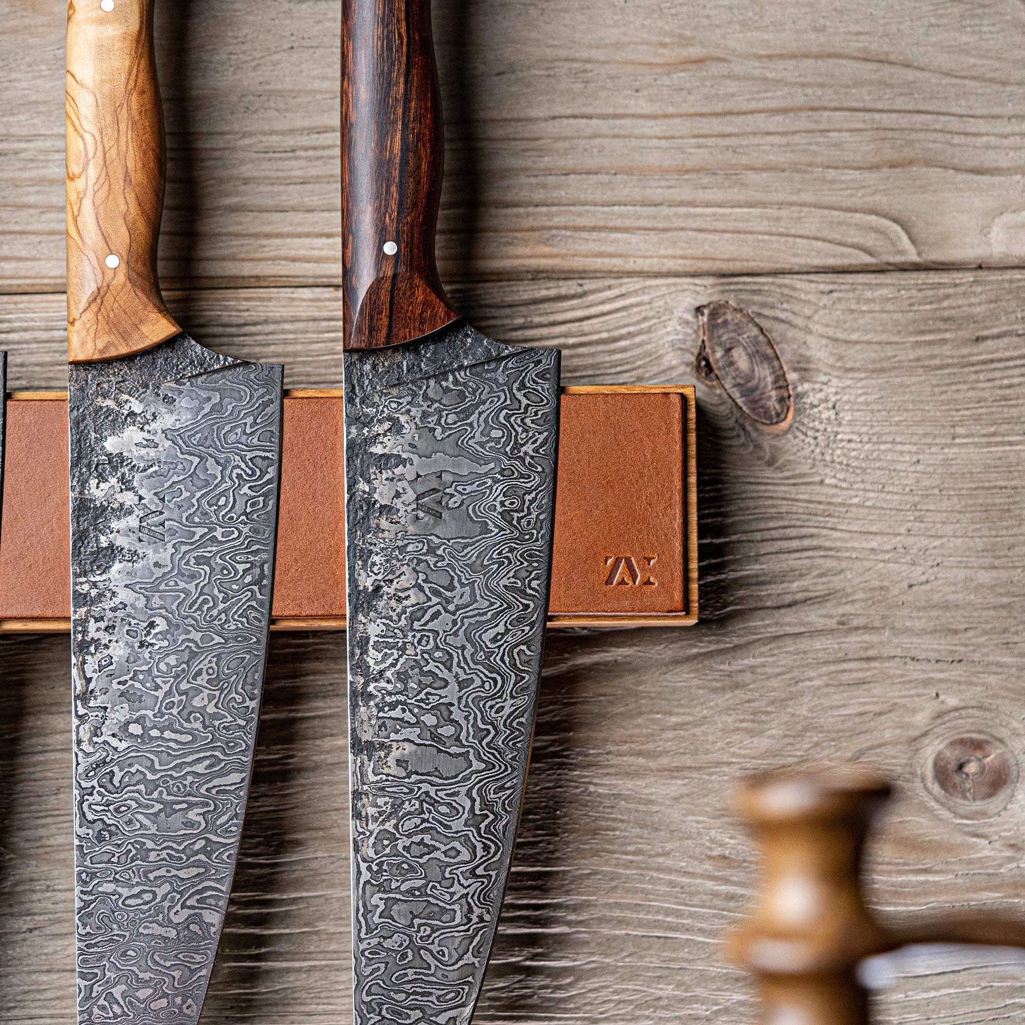 Hellbraune Messerleiste aus Leder und Holz