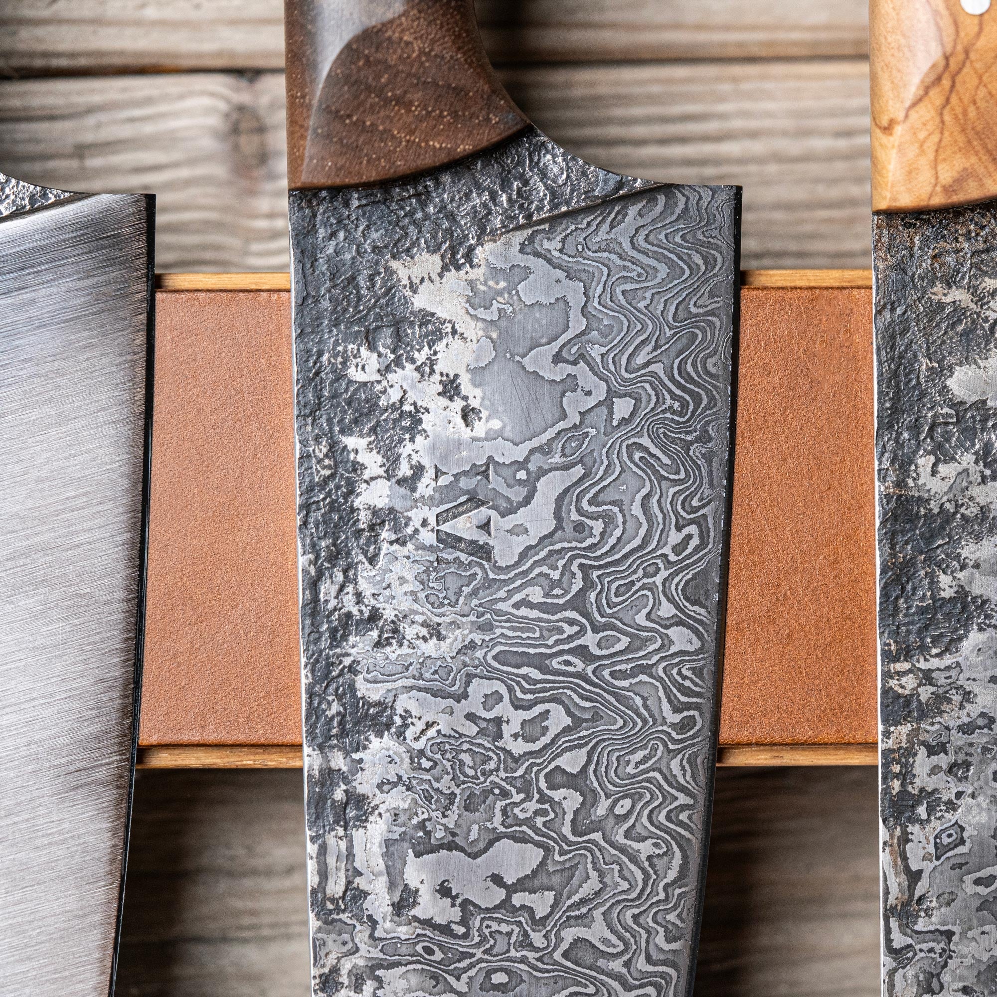 Damast Stahl Messer auf Messereiste