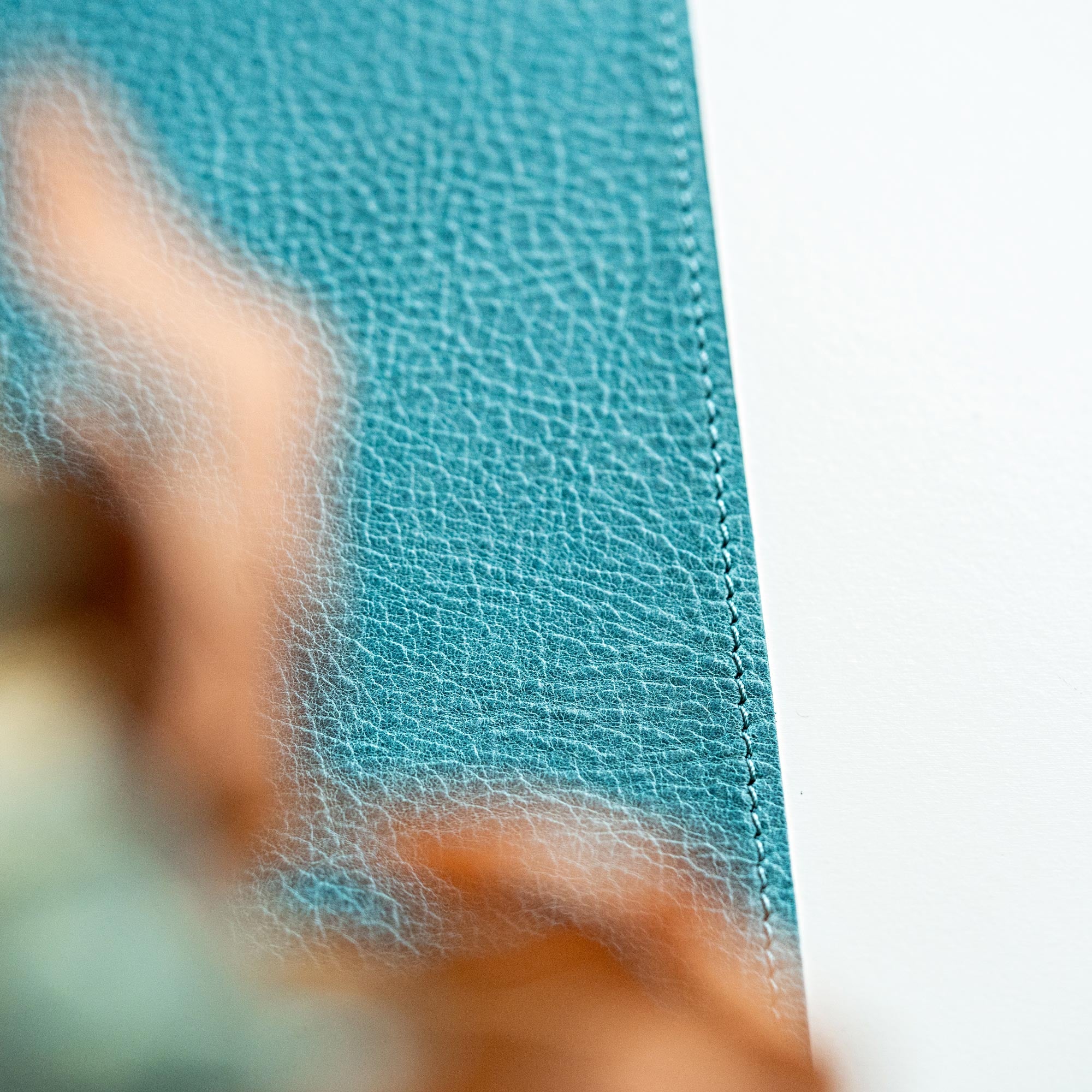 Detailaufnahme von Naht auf Tischläufer Leder