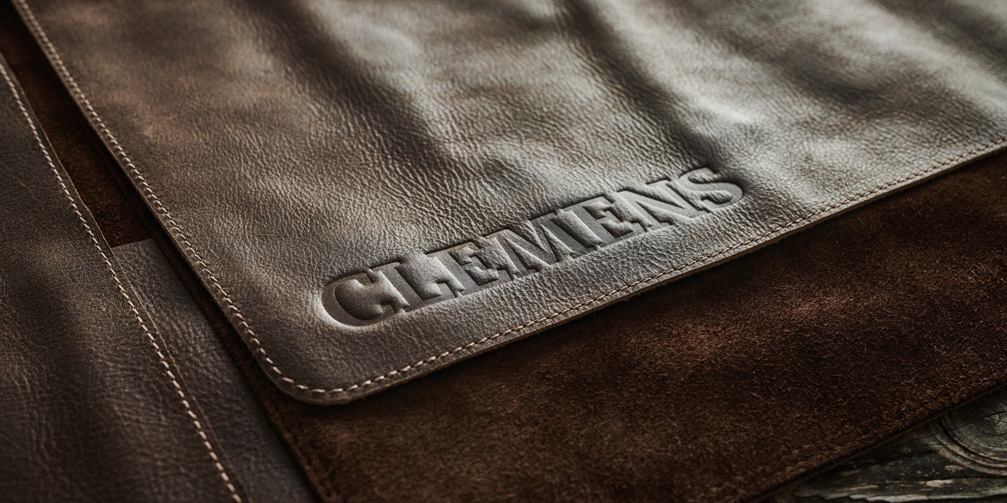 Logo Prägungn auf Messertasche aus Leder