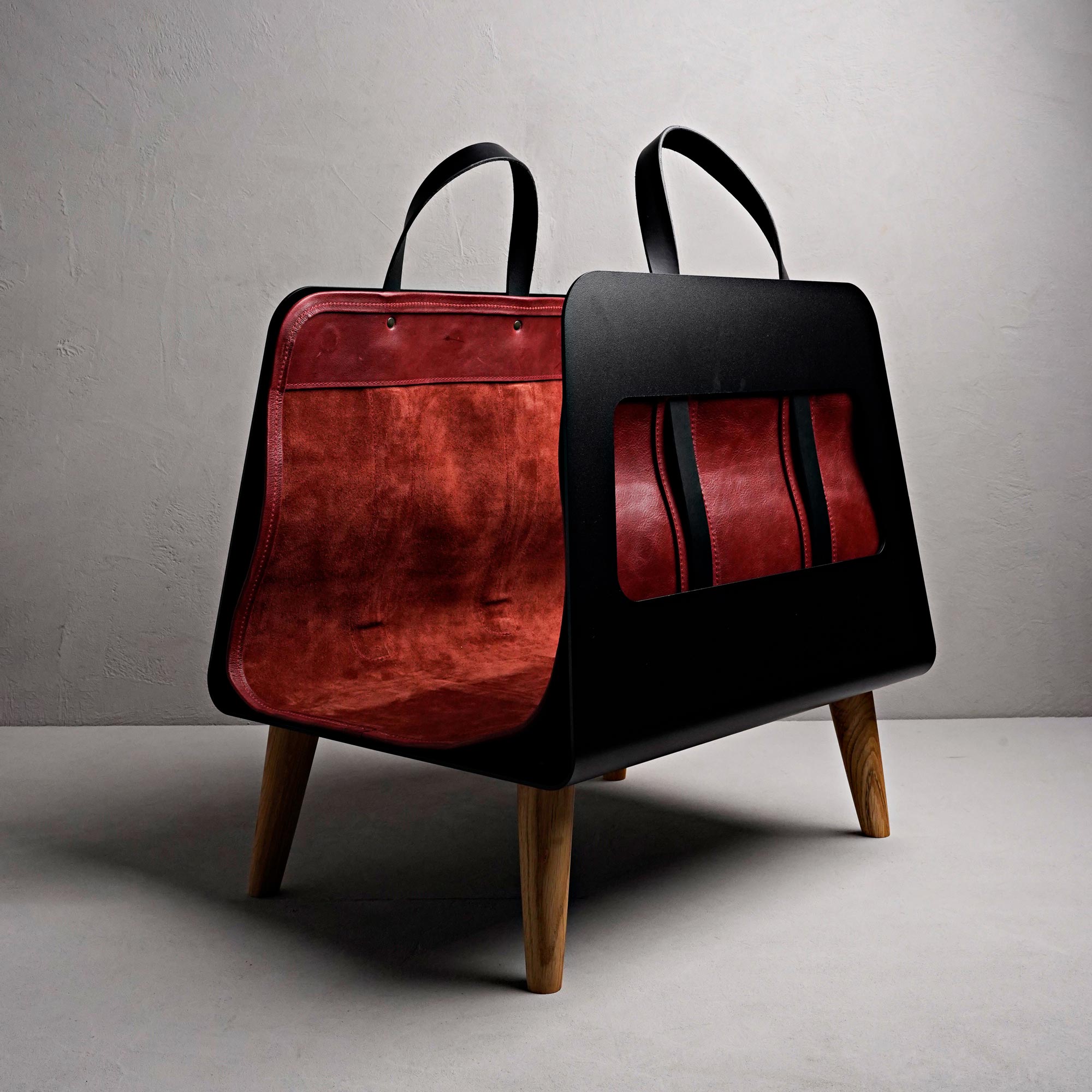 Rote Leder Aufbewahrung für Brennholz