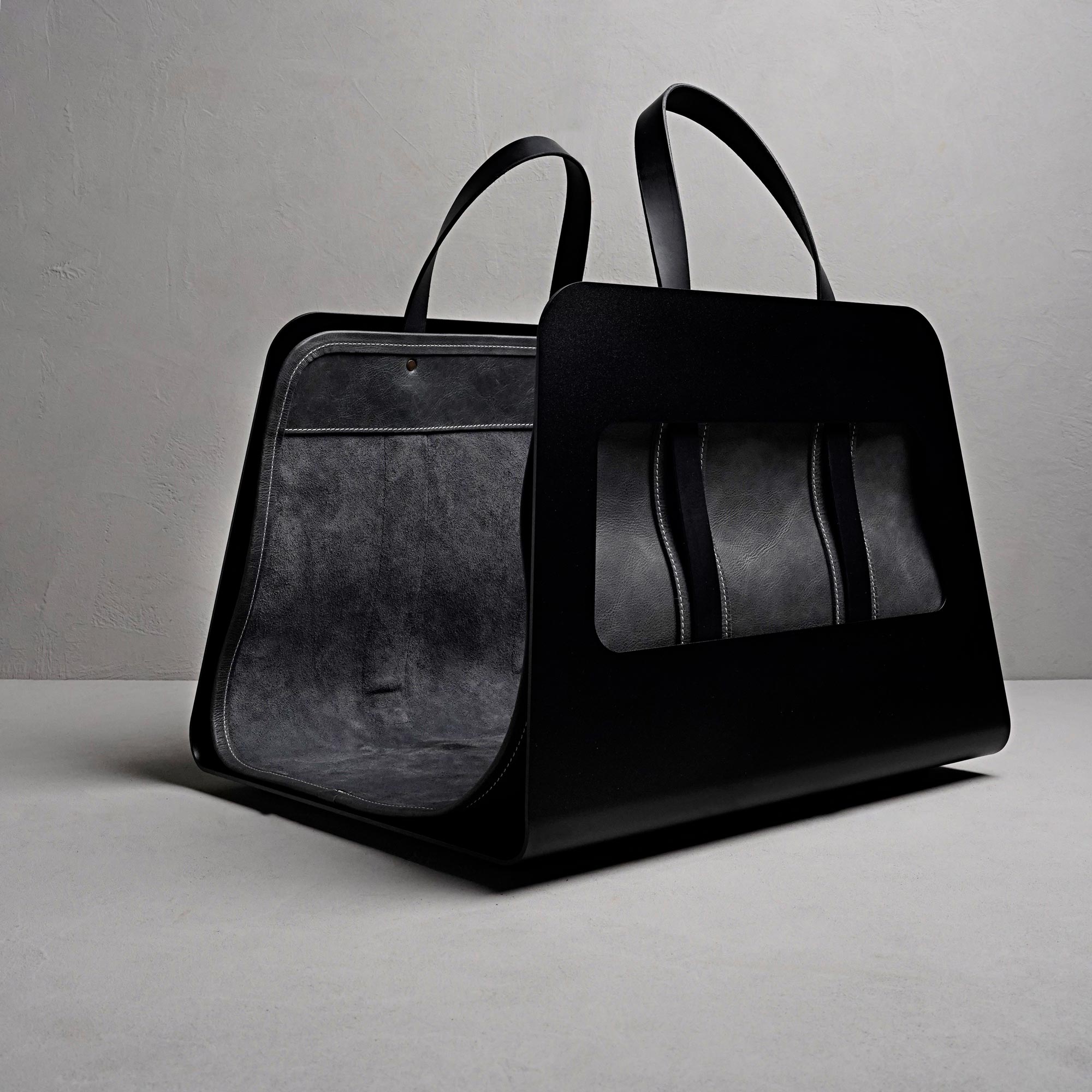 Kaminholzkorb mit Kombination aus schwarzem Leder und Metall