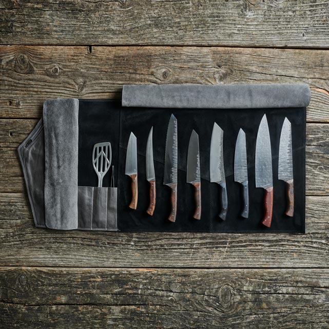 Messertasche aus Leder schwarz mit Messern offen