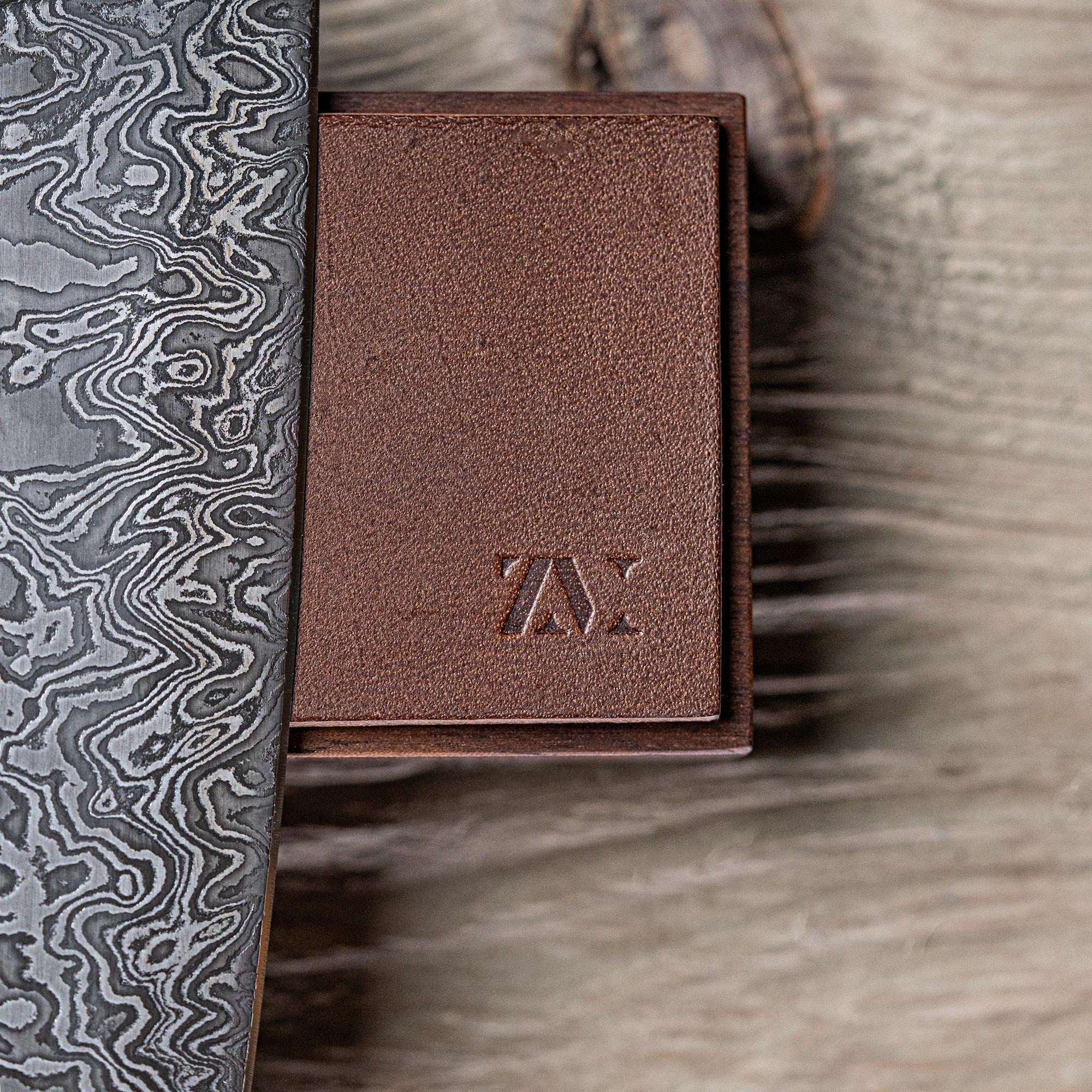 Logoprägung auf Messerleiste aus Leder