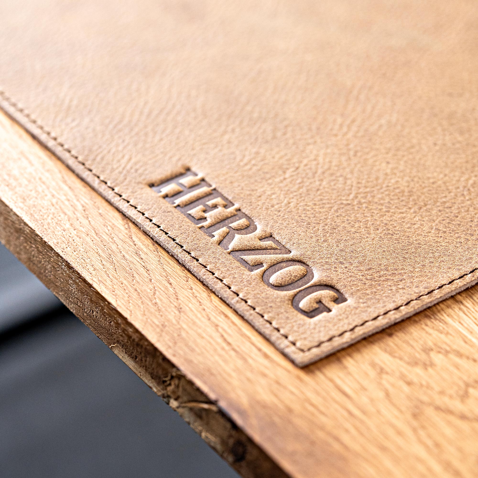 Schreibtischunterlage aus Leder mit Personalisierung